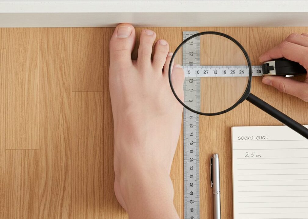 実写 - 正しい足の測り方と、ソックスのサイズ表の確認方法