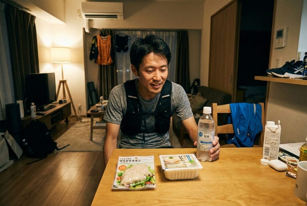 サラダチキンと豆腐、炭酸水が並ぶリアルな夜の食卓