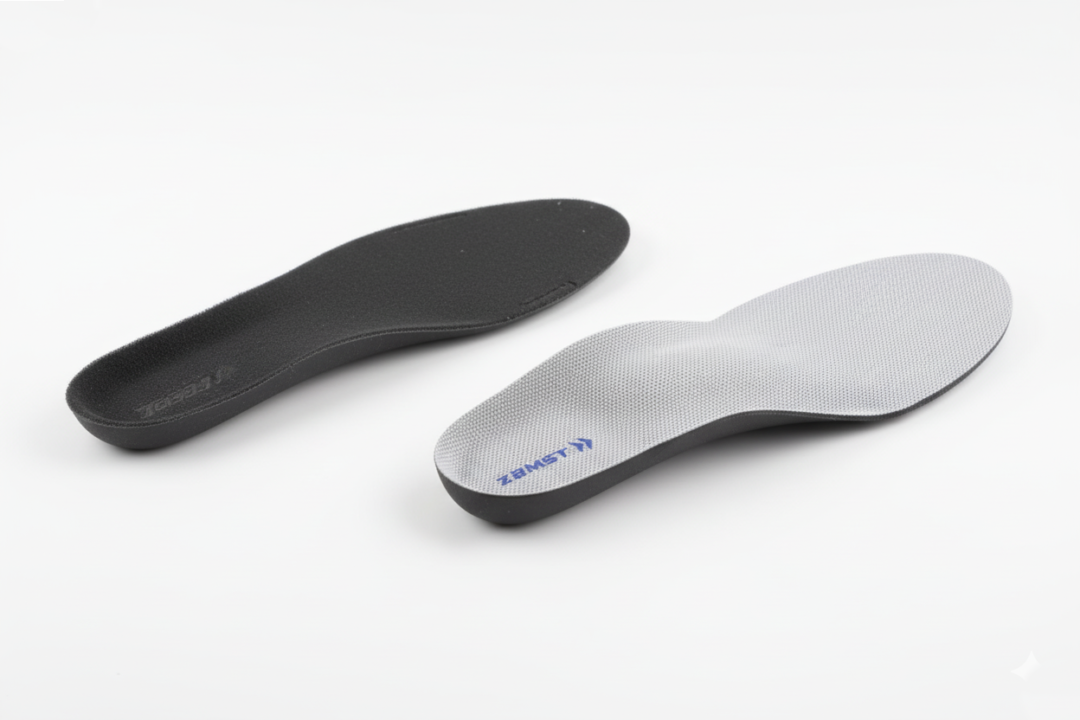 100均の柔らかい中敷きとザムストの厚み・硬さの比較